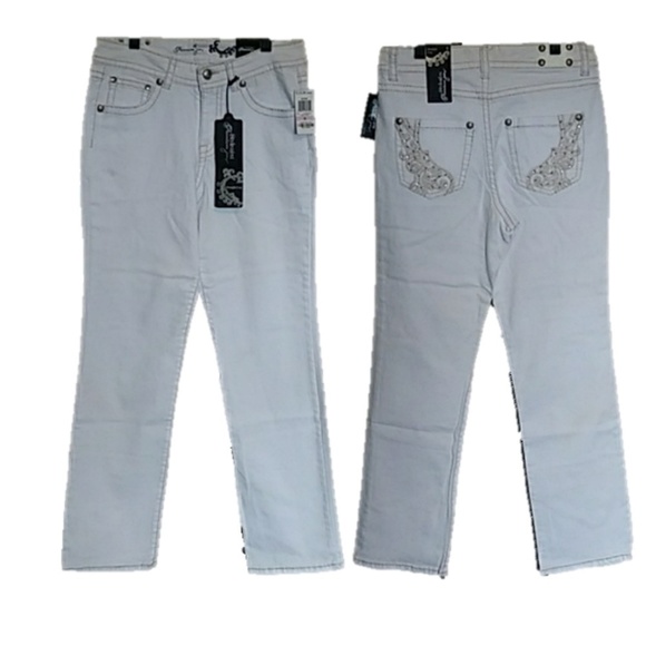 Style & Co. White Straight Leg Jeans with Embroidered Pockets - Size 6 - Picture 2 of 8